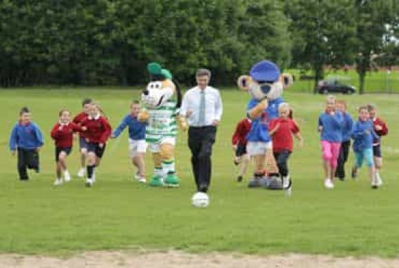 Broxi Bear and Hoopy the Hound kick off peace and reconciliation initiative in Belfast